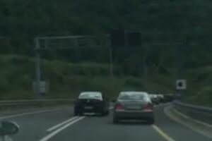 Presretač MUP-a u saobraćajnom prekršaju: Preticanje preko pune...