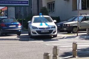 Policajac kažnjen zbog nepropisnog parkiranja ispred Vlade