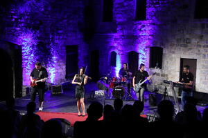 Krosover u Starom Baru: Dina sa Akademijom promovisala "Kamenu...