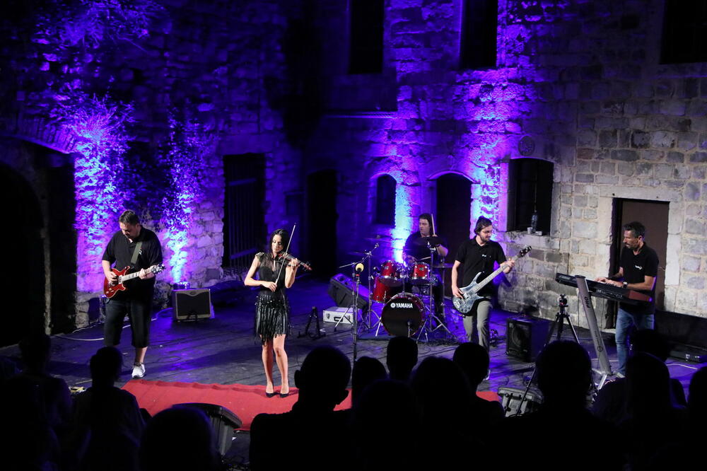 Dina Desančić i Akademia, Foto: Studio Petović