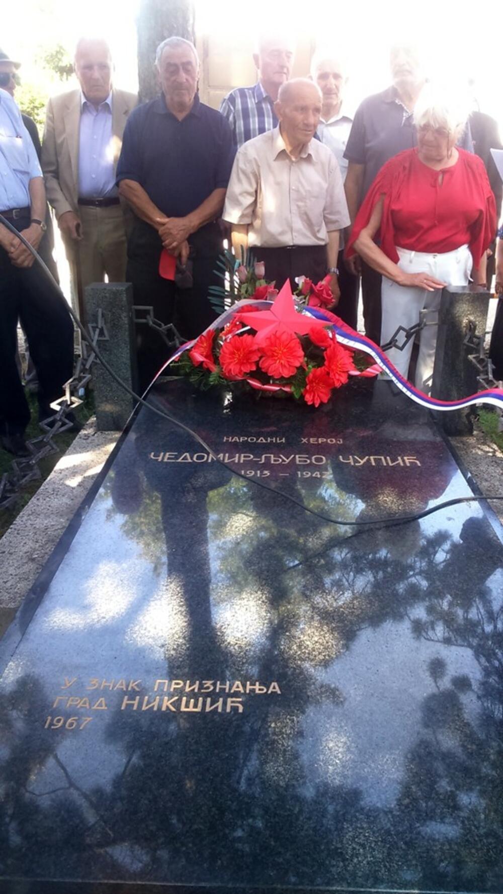 Dan borca, polaganje cvijeća na grob Ljuba Čupića