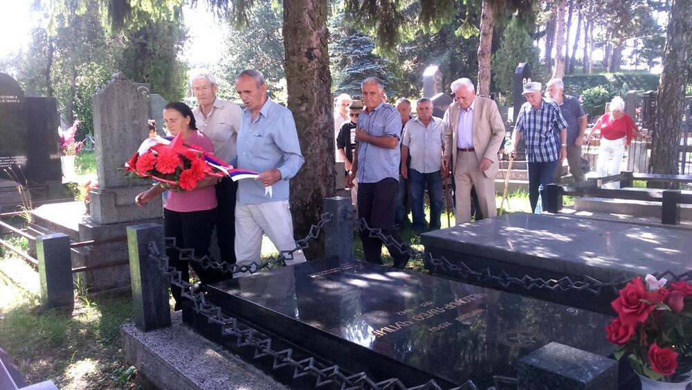 Dan borca, polaganje cvijeća na grob Ljuba Čupića