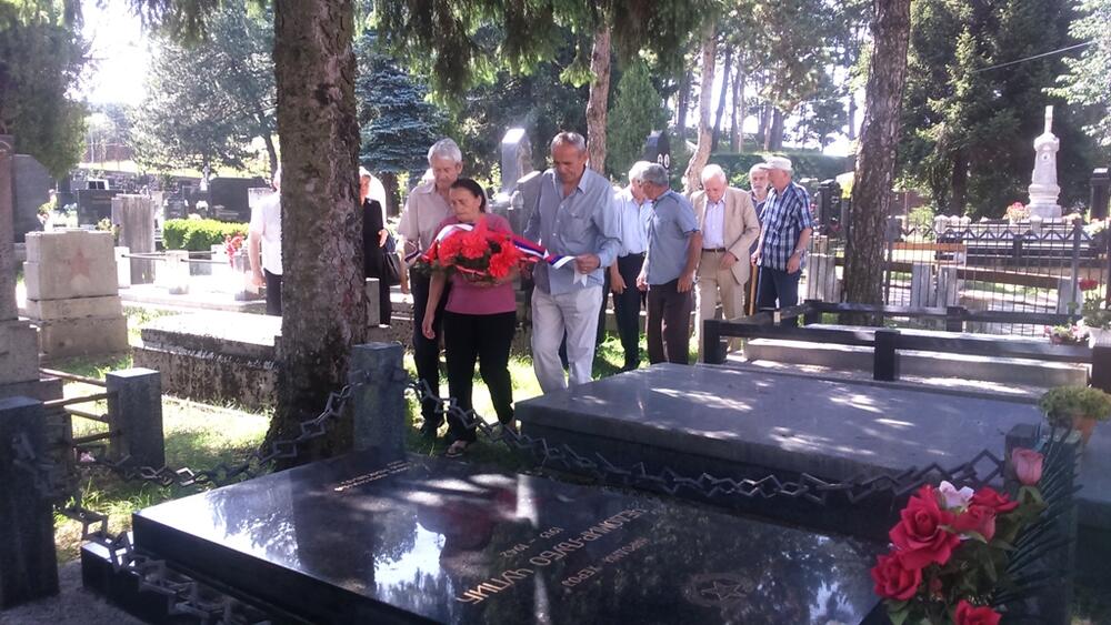 Dan borca, polaganje cvijeća na grob Ljuba Čupića