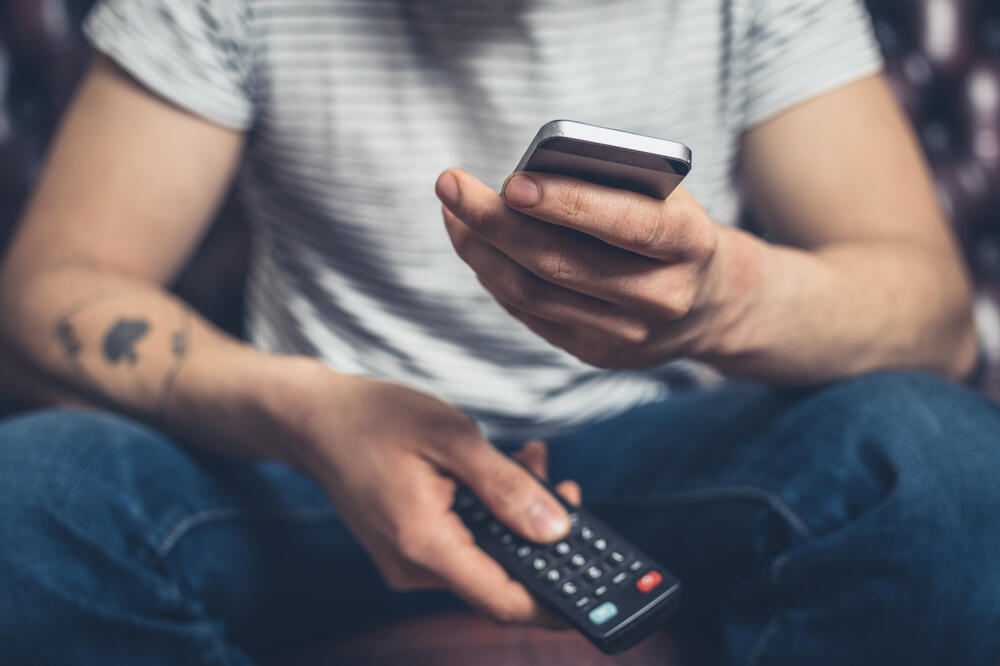 Mobilni telefon, TV, Foto: Shutterstock