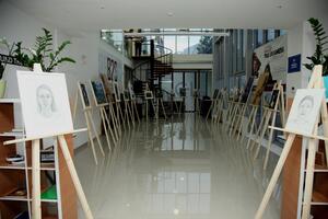 Mlade slikarke predstavile radove u Nikšiću