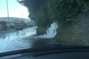 U Bijeloj pukla cijev, voda se izliva na magistralu