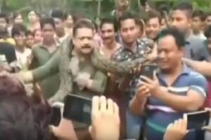 Htio da se slika sa pitonom, ali ga je to umalo koštalo života