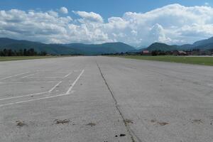 Avioni i jedrilice trunu u hangaru beranskog aerodroma