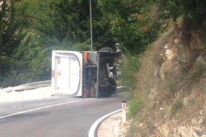 Budva: Prevrnuo se kamion, vozač povrijeđen