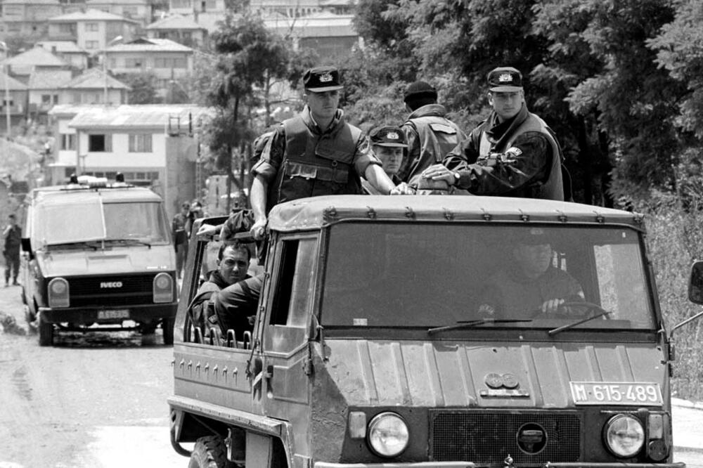 Srpska policija Kosovo 1998, Foto: AP Photo/Darko Vojinović