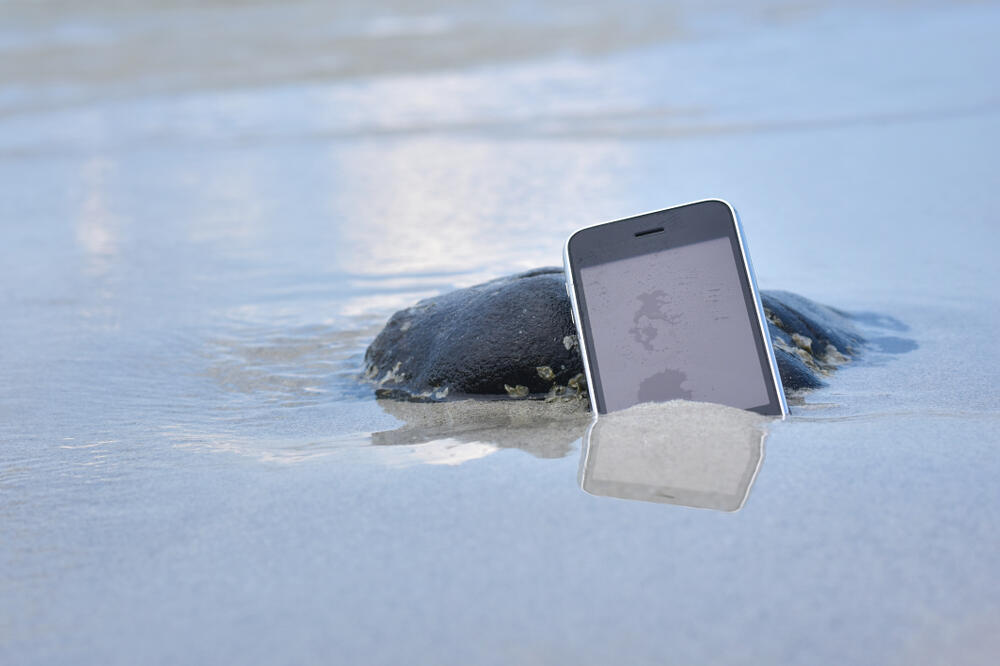 mobilni telefon voda, mobilni telefon u vodi, Foto: Shutterstock