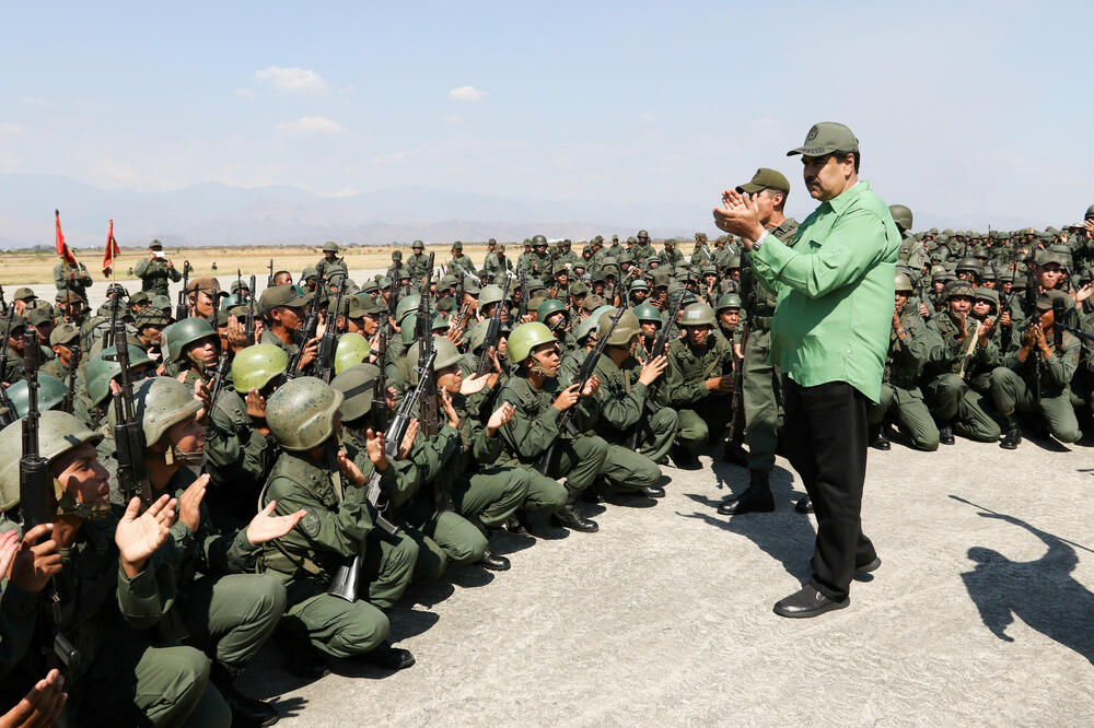 Maduro sa vojnicima, Foto: Reuters
