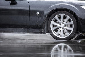 Budite oprezni: Saobraća se po mokrim i klizavim putevima,...