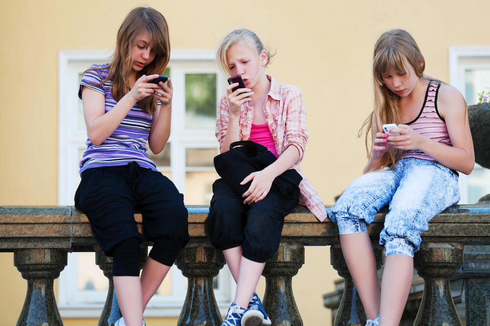 Djeca, mobilni telefoni, Foto: Shutterstock