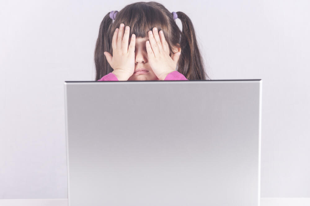 Djevojčica, kompjuter, Foto: Shutterstock