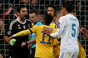 UEFA kaznila Điđija Bufona zbog crvenog kartona protiv Reala