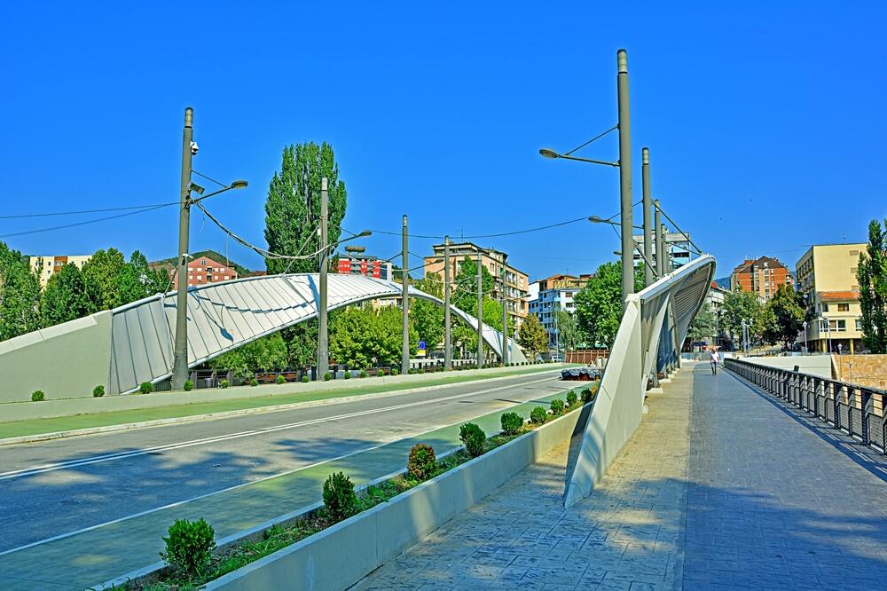 Kosovska Mitrovica, most, Foto: Shutterstock