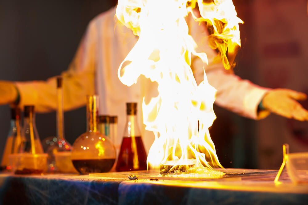 Hemijski eksperiment, vatra, Foto: Shutterstock