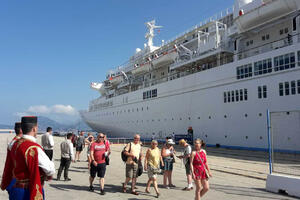 Otvorena kruzing sezona u Baru: Britanski brod doveo 1.300 turista