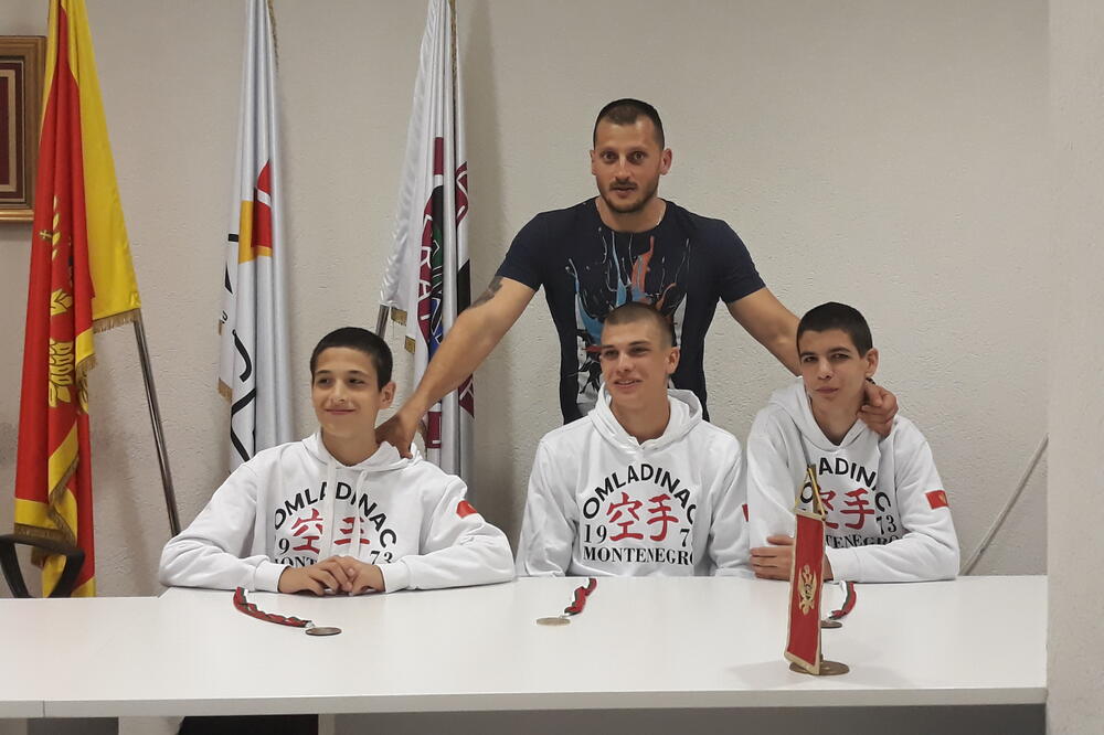Žarko Raković i mladi karatisti Omladinca, Foto: Karate savez Crne Gore