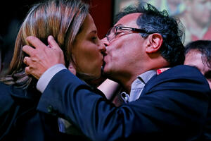 Talk about a kiss: Colombian politician in ecstasy with...