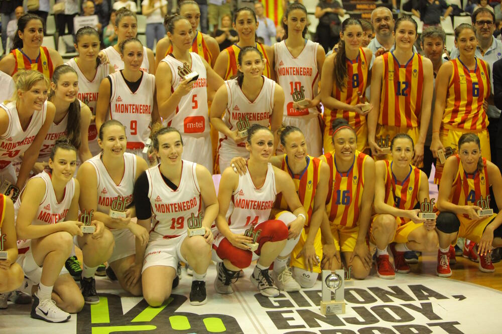 Košarkašice Crne Gore i Katalonije, Foto: FCBQ
