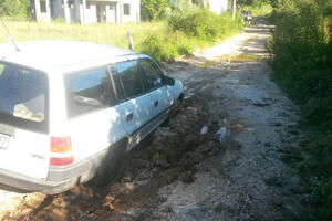 Kroz blato i rupe teško automobilom do Orahova u Crmnici