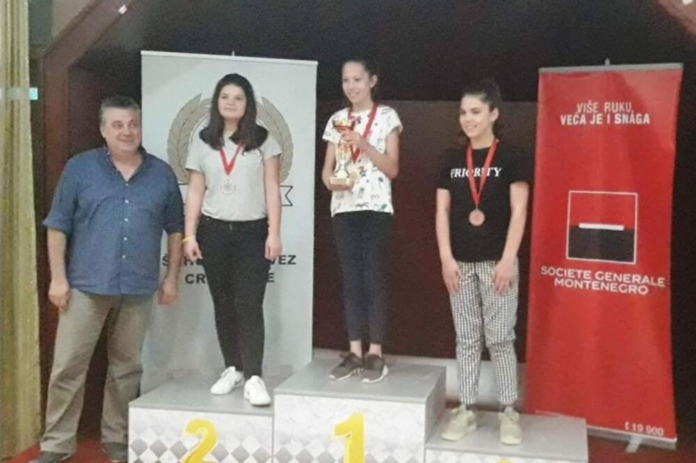 Najbolje u grupi djevojčica do 14 godina i Dragan Kosić, Foto: Šahovski savez Crne Gore
