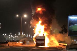 Autobus sa fudbalerima Zvezde uništen u požaru