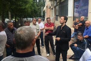 Milačić poručio radnicima KAP-a: Đukanović čeka da umrete,...