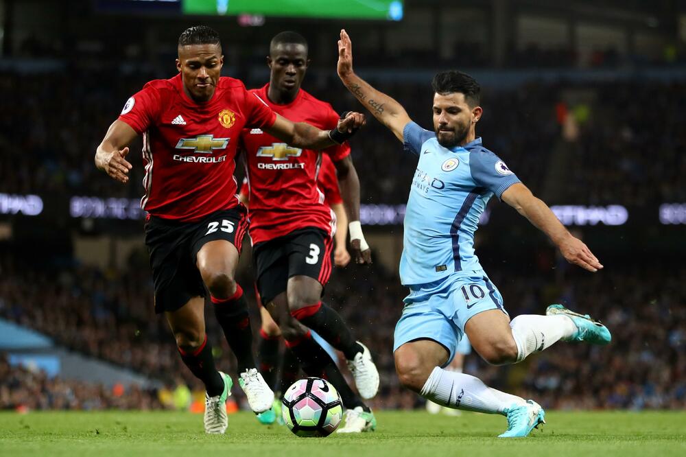 Serhio Aguero Antonio Valensija Mančester junajted - Mančester siti, Foto: Reuters
