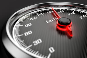 Sve u istom danu: Vozio 185 na čas, oduzeta mu vozačka, pa vozio...