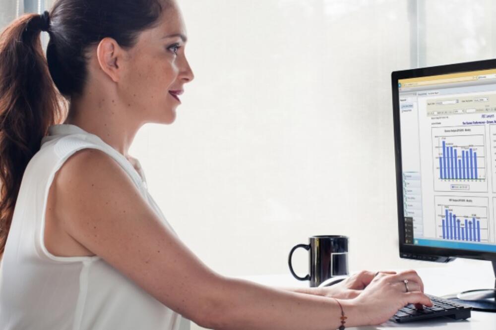 Djevojka, kompjuter, Foto: Shutterstock