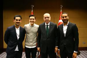 Ozil i Gundogan se slikali sa Erdoganom i uzburkali njemačku...