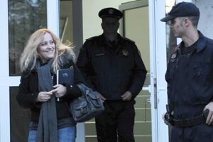 Olivera ranjena, Đukanovića zaboljelo