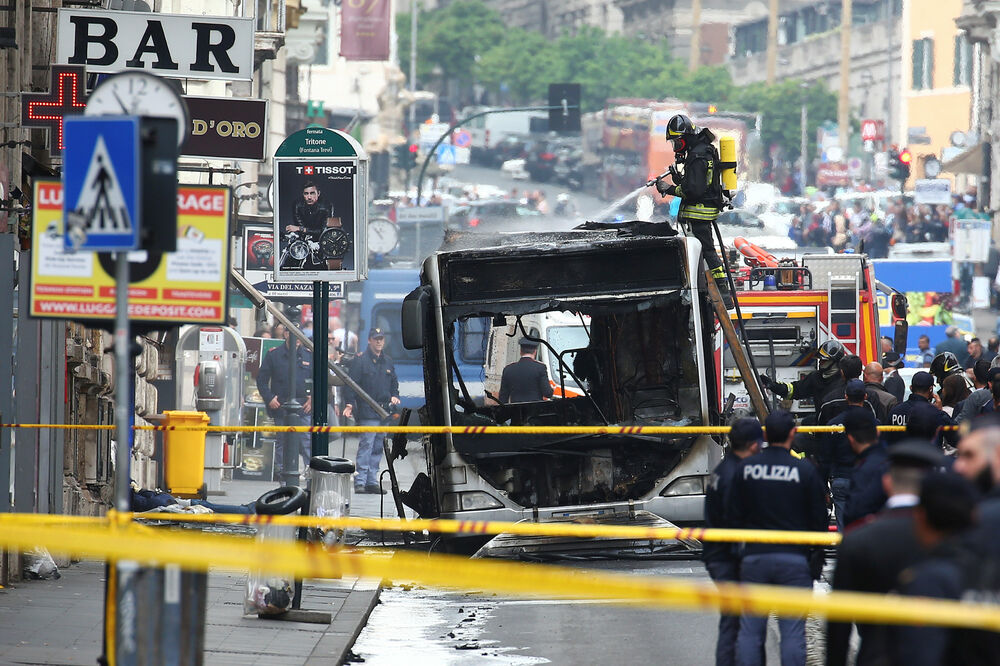 Rim, zapaljeni autobus, Foto: Reuters