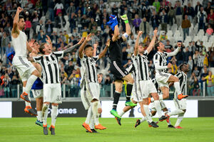 Juventus korak od titule, Milan poslao Veronu u drugu ligu
