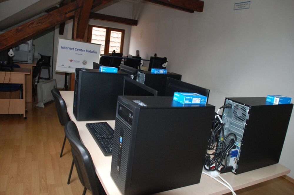 donacija, računari, Foto: Dragana Šćepanović