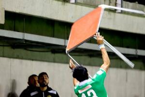 "Ludak" poludio: Abreu stolom gađao nezadovoljne navijače