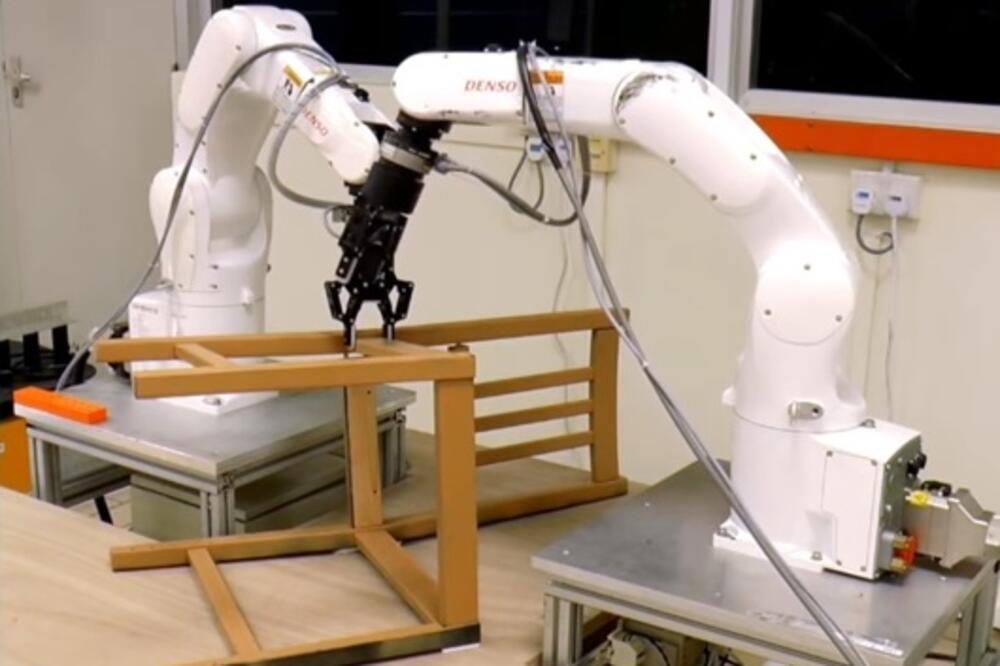 roboti, stolica, Foto: Screenshot (YouTube)