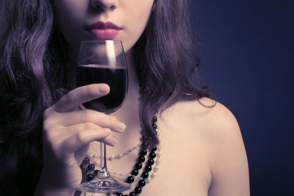 žena i alkohol, Foto: Shutterstock