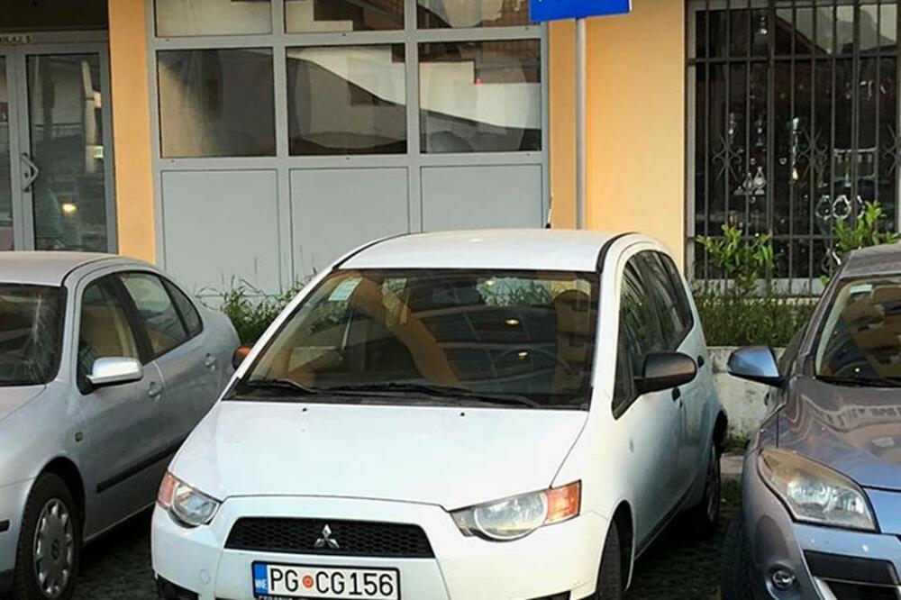 službeno auto, OSI, Foto: Čitalac "Vijesti"
