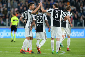 Bunt ili podrška: Navijači Juventusa okupirali trening centar