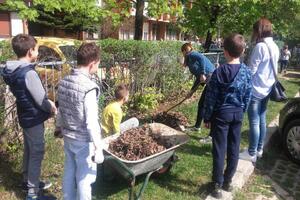 Dan planete Zemlje obilježili uređivanjem školskog dvorišta