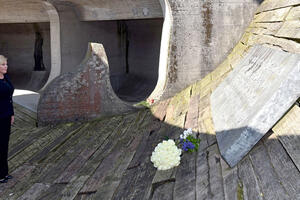 Grabar Kitarović posjetila Jasenovac: Hrvatska bezrezervno osuđuje...