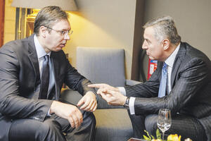 Vučić se nada da će Đukanović doprinijeti miru i stabilnosti u...