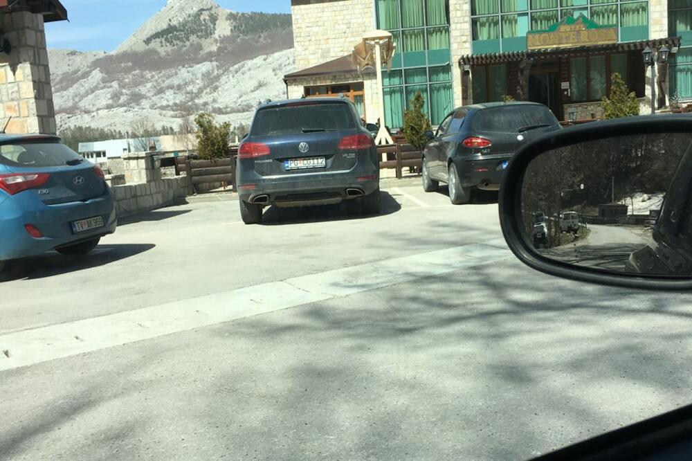 službeno vozilo, Cetinje, Foto: Čitalac "Vijesti"