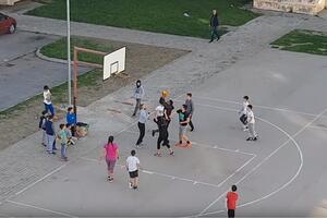 Amerikanac iz Mornara oduševio djecu: Basket između lamela