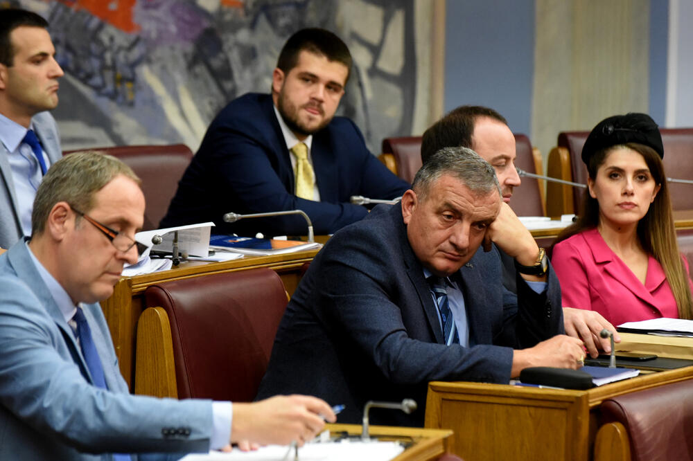 Za skupštinsku raspravu potreban 41 glas: Poslanici DPS-a, Foto: Boris Pejović