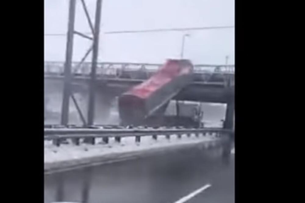 lkamion, nadvožnjak, Foto: Screenshot (YouTube)